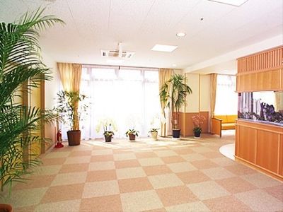暖かみのある明るいロビー