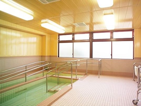 明るいタイルの浴室