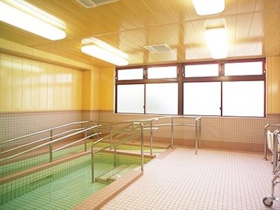 明るいタイルの浴室