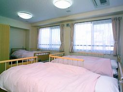 明るい居室の様子