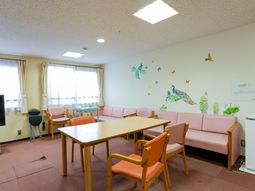 カラフルな壁画の多目的室