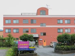 オレンジ色の外壁の建物