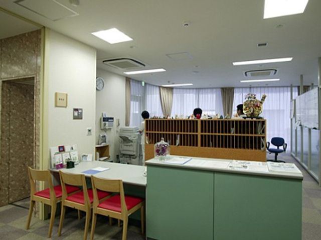 応接スペースのあるフロント 受付カウンター 温かみのあるフロントでは、スタッフが笑顔でお出迎え。来訪者が心地よく寛げるスペースが備わっています。