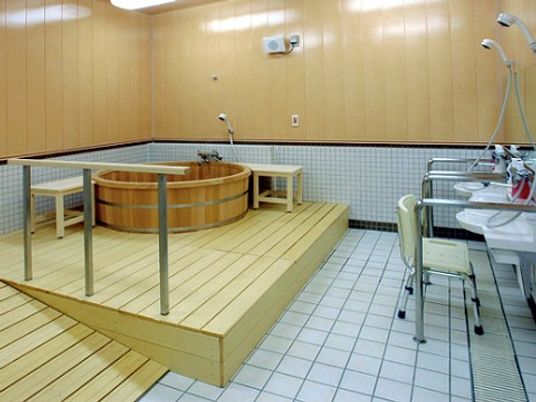 木製の浴槽が特徴的な浴室