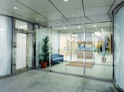 明るいエントランス風景