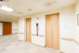 廊下のエレベーター前景