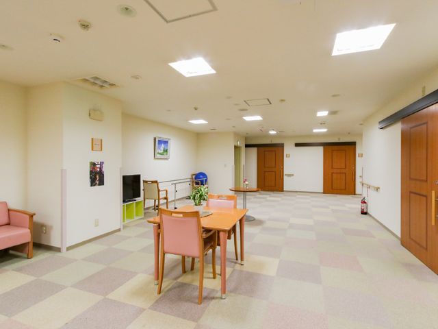 共有スペースの一角 共有スペース ゆったりとした空間のラウンジです。明るく開放感のあるこちらの場所では、くつろぎながら交流を深めることができます。