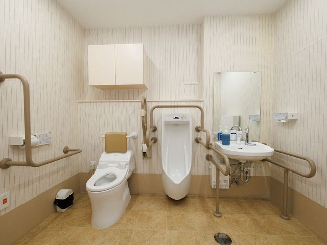 バリアフリーの洗面トイレ 多機能トイレ 広々とした使いやすいトイレです。手すりや高さ調節可能な便座で、安全に配慮されています。