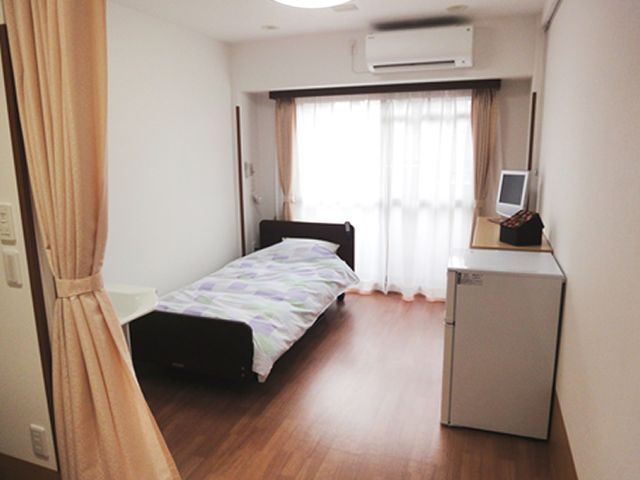 居心地の良い居室 居室 ゆとりのある落ち着いた雰囲気の個室です。必要な家具とともに、快適な生活が支えられています。