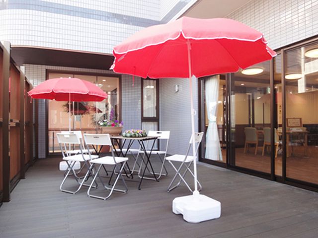 赤い日傘のあるテラス テラス 開放感のあふれるテラスで、ゆったりとしたひと時を過ごせる空間があります。日差しを避けながら、新鮮な空気をお楽しみいただけます。