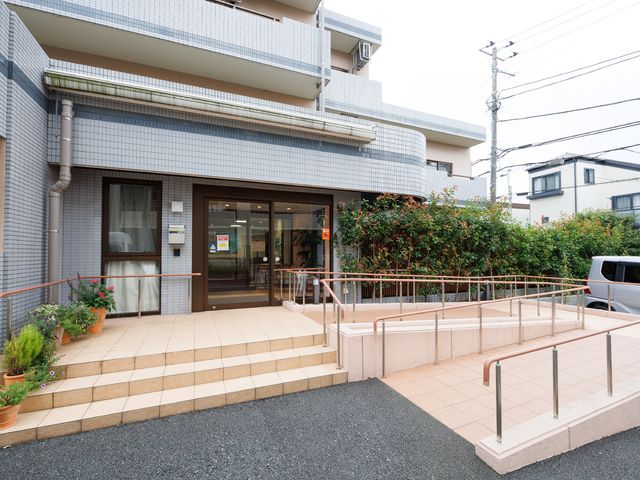 明るいエントランスの外観 玄関 親しみやすいデザインのエントランスでは、快適に出入りできるよう配慮がされており、訪れる方を温かく迎えます。