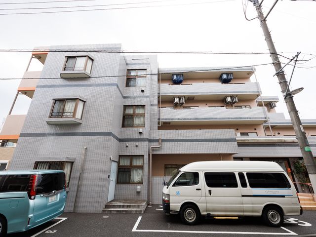 多階層建物の外観 外観 この建物は複数の階があり、エアコン完備で日中も快適に過ごせる構造です。駐車場も完備されており、来訪が便利な環境が整っています。