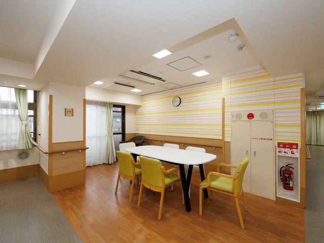 清潔感のある明るい空間 落ち着いた色合いのダイニングでは、円卓を囲みながら食事やおしゃべりを楽しむことができます。車椅子の方にも配慮された設計となっており、安心してご利用いただけます。