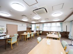 明るい食堂の様子