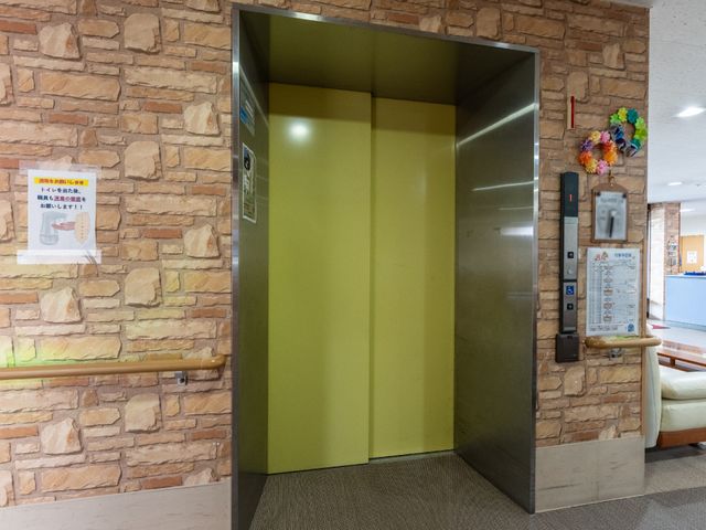 ゆったりとしたエレベーター エレベーター ユニバーサルデザインに配慮した広々としたエレベーターは、円滑な移動をサポートします。周囲は温かみのあるインテリアで、落ち着いた雰囲気を醸し出しています。
