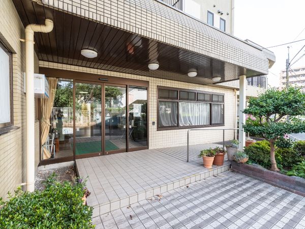 清潔な外観の建物エントランス