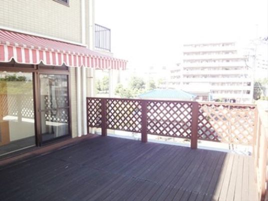 明るい屋外のテラス