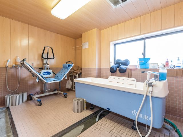 設備整った浴室の様子 浴室 広々とした木目調の浴室には、安全で快適な身体のケアをお手伝いする機器が整っています。サポートが必要な方も安心してご利用いただける環境です。