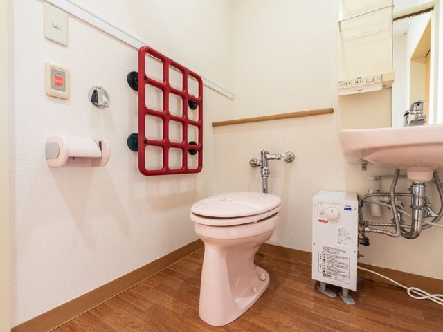 バリアフリー設計のトイレ トイレ 手すりが設置されたトイレ空間です。利用者の安全と自立支援に配慮した設計になっております。