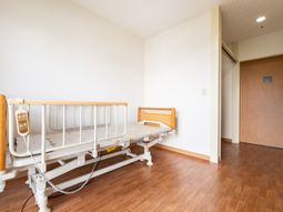 明るい居室のベッドと床