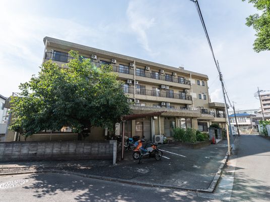 緑豊かな建物の外観