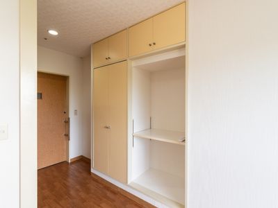 居室のクローゼットと廊下
