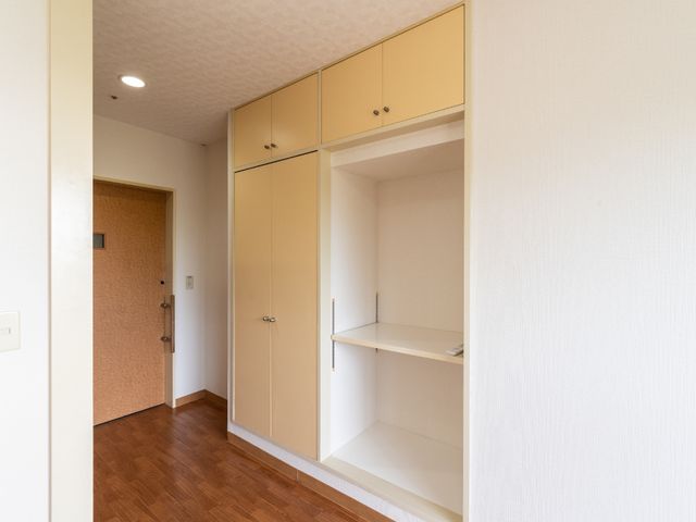 居室のクローゼットと廊下 居室 ゆったりとしたクローゼットが完備された居室です。収納スペースも豊富で、快適な生活が送れるよう工夫されています。
