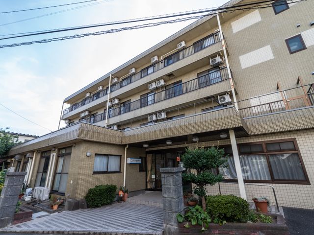 清潔な建物の外観 外観 緑豊かな入り口付近が印象的な建物で、落ち着いた外観が特徴です。サービスの充実を求める方に適した環境を提供しています。