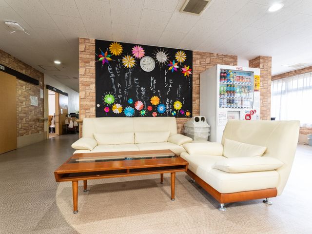 リビングの応接セット 共有スペース ゆったりとしたソファが配置された落ち着いた雰囲気のロビーです。訪れる方々が自在にくつろげる空間となっています。