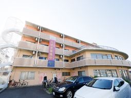 明るい外観の建物