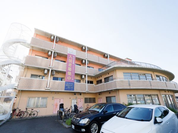 明るい外観の建物