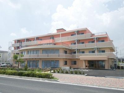 暖色系の外観の建物