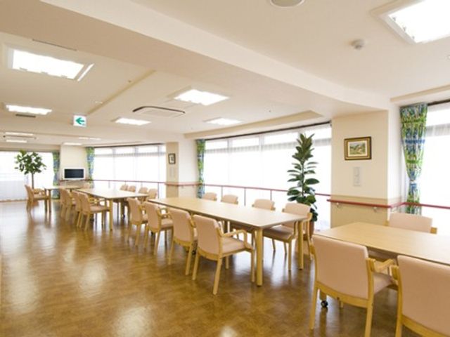 明るい中観の共有空間 食堂 広々としたダイニングでは、日差しもたっぷりと差し込み、清潔感のあふれる食事の場が提供されています。