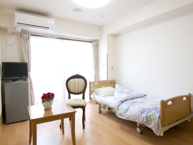 明るい居室の一例 居室 ゆとりの空間で快適な生活が送れる居室です。個々のニーズに合わせた家具配置で、安心して過ごしていただけます。