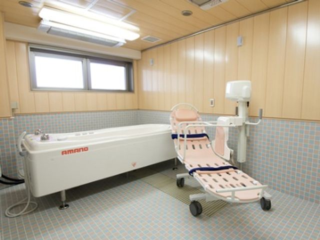 清潔な浴室設備 浴室 清潔感のあふれる広々とした浴室です。機能的な設計でご利用者の快適な入浴をサポートします。