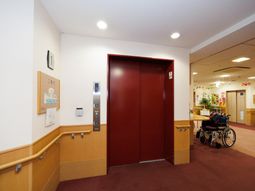 明るいエレベーターホール