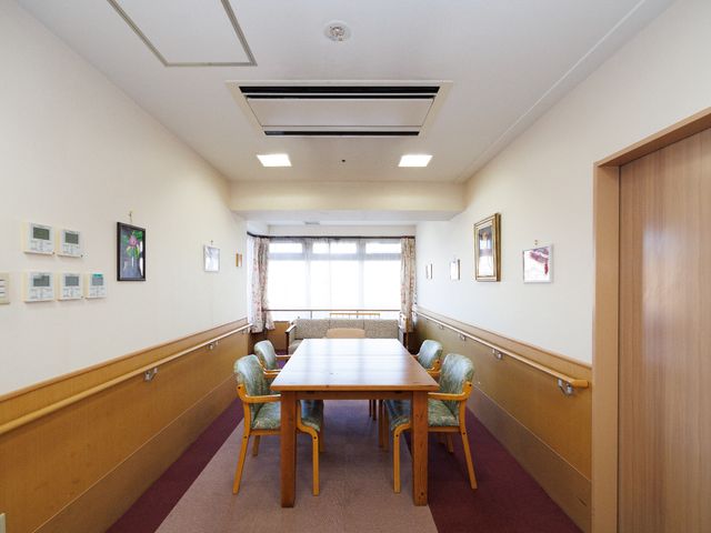 居心地の良い洋室空間 談話スペース 広々とした洋室は、明るく落ち着いた雰囲気を提供しており、共有スペースでのくつろぎのひとときが楽しめます。