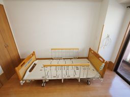 明るい居室のベッド