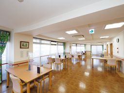 広々とした明るい食堂