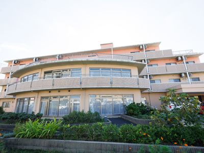 明るい外観の建物