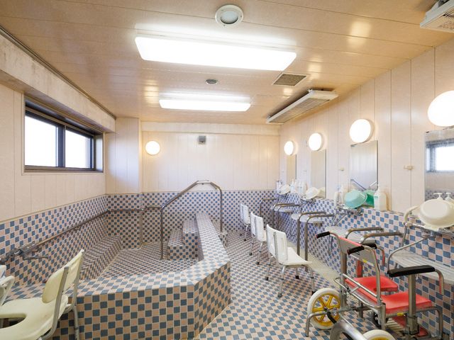 タイル装飾の浴室 浴室 清潔感あふれるモダンなタイルの浴室です。手すり付きで安心してご利用いただけるようになっています。