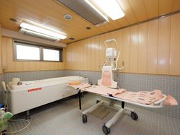 清潔な浴室とリフト設備