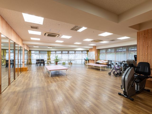 広々としたリハビリ室 共有スペース 広々とした空間で、健康維持のための設備が整っています。明るく清潔感のある環境で、サポートを受けながら業務に取り組めます。