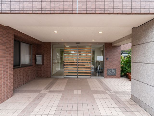 エントランスの親切設計 玄関 手すりが設置された広々とした入り口は、訪れるすべての人に安全で心地よいアクセスを提供します。
