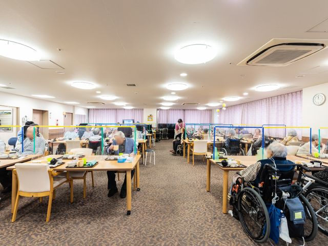 広々とした活動場所 共有スペース ゆったりとしたダイニングで様々な活動が行われており、利用者の方々が穏やかなひとときを過ごされています。