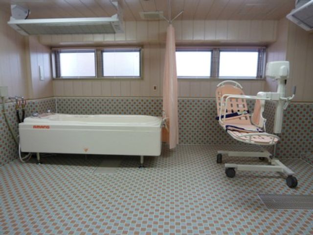 バリアフリー設計の浴室 機械浴室 広々とした浴室には、手すり付きの特殊浴槽が備え付けられ、安心してご利用いただけます。