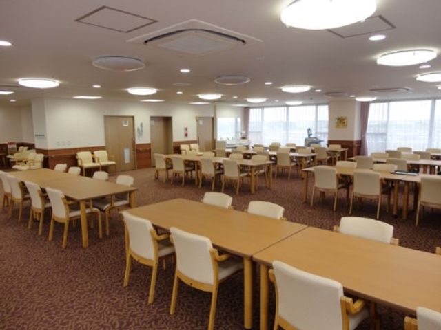広々とした明るい食堂 リビングダイニング 清潔感のある食堂は開放感もあり、居心地の良い食事の時間を提供します。利用者様が集い交流できる、ゆとりのある設計です。