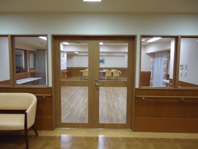 広々とした明るい食堂 作業療法室 車椅子でも安心して利用できる、ゆとりのある食堂。温かみのある設計で、居心地の良い就業環境がお待ちしています。