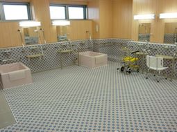 広々とした浴室設備