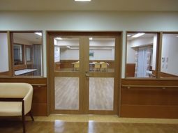 木目調の明るい休憩室